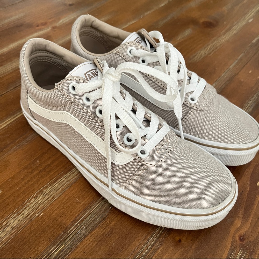 Women’s Vans Taupe Ward Skate Shoes. Size 7.